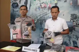 Polres Madiun Kota mengungkap dua kasus narkoba sepanjang Februari 2026. Polisi menyita hampir 300 gram sabu dan ratusan pil ekstasi.
