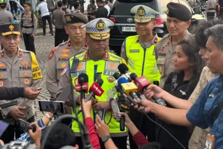 Operasi Ketupat 2026 Dimulai, Polri Siapkan Rekayasa Lalu Lintas Berbasis Teknologi untuk Amankan Arus Mudik Operasi Ketupat 2026 resmi dimulai. Polri menyiapkan rekayasa lalu lintas berbasis teknologi untuk mengamankan arus mudik dan balik Lebaran 1447 H.