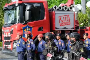 Damkar Surabaya Siaga Saat Lebaran 2026, Warga Diminta Cek Listrik dan Lepas Tabung LPG Sebelum Mudik Damkar Surabaya tetap siaga selama Lebaran 2026. Warga diimbau memeriksa instalasi listrik dan melepas tabung LPG sebelum mudik.