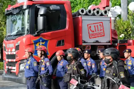 Damkar Surabaya Siaga Saat Lebaran 2026, Warga Diminta Cek Listrik dan Lepas Tabung LPG Sebelum Mudik Damkar Surabaya tetap siaga selama Lebaran 2026. Warga diimbau memeriksa instalasi listrik dan melepas tabung LPG sebelum mudik.