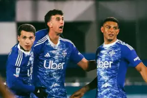 Como Tumbangkan AS Roma 2-1 di Serie A, Gol Diego Carlos Pastikan Comeback Dramatis Como mengalahkan AS Roma 2-1 di Serie A 2025/2026. Gol Douvikas dan Diego Carlos membalikkan keadaan setelah Roma unggul lewat penalti Malen.