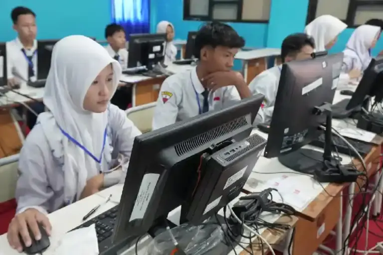 Hari Pertama TKA SMP 2026 di Surabaya Lancar, Dispendik Pastikan Pengawasan Ketat Hari pertama TKA SMP 2026 di Surabaya berjalan lancar. Dispendik terapkan pengawasan ketat dan sistem silang demi jaga integritas ujian.