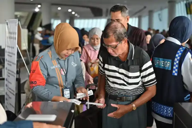 Angkutan Lebaran 2026 Lancar, ASDP Catat Lonjakan Penumpang dan Tingkat Kepuasan Tinggi ASDP sukses kelola lonjakan Angkutan Lebaran 2026. Penumpang naik 6,6% dan kepuasan masyarakat tinggi berkat layanan dan digitalisasi.