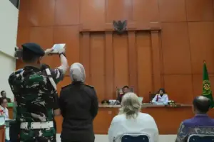 Sidang perdana kasus korupsi satelit Navayo digelar di Pengadilan Militer Jakarta, melibatkan purnawirawan TNI dan warga asing.