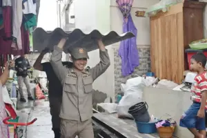 Pemkot Surabaya lanjutkan normalisasi Sungai Kalianak tahap II untuk cegah banjir, pembongkaran bangunan dilakukan secara humanis.