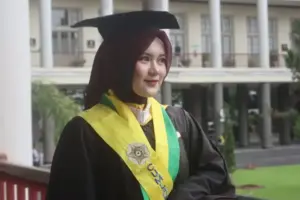 Inspirasi Istiqomah Katin, Lulusan Termuda Program Spesialis dalam Wisuda Pascasarjana UGM dr. Istiqomah Katin