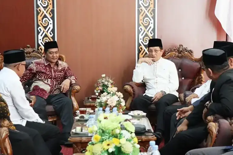 Menag Nasaruddin Umar Dorong UINSI Samarinda Jadi Kampus Strategis di Kawasan IKN Menag Nasaruddin Umar minta UINSI Samarinda bertransformasi jadi kampus strategis di sekitar IKN. Tekankan inovasi, kolaborasi, dan daya saing.