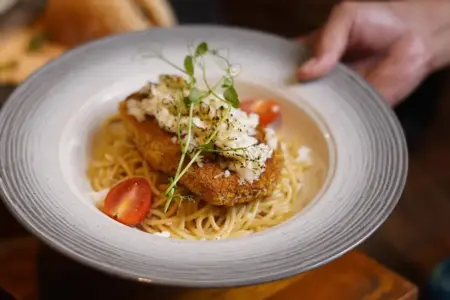 ROCA Restaurant ARTOTEL Yogyakarta meluncurkan “A Rebellious Hunger”, menghadirkan menu plant-based kolaborasi ARTOTEL Group dan Green Rebel.