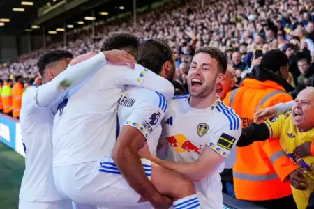 Leeds United vs Wolverhampton Wanderers: Menang 3-0, Leeds Makin Jauh dari Zona Degradasi Leeds United kalahkan Wolves 3-0 dan menjauh dari zona degradasi. Simak jalannya laga, statistik, dan dampaknya di klasemen.