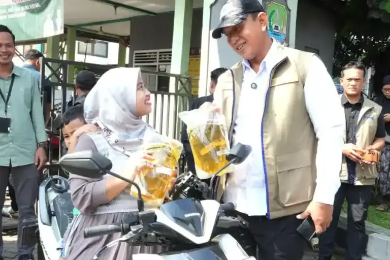 BULOG Pastikan Stok Minyakita Aman, Harga Stabil di Tengah Lonjakan Permintaan BULOG menegaskan stok Minyakita aman dan harga stabil. Distribusi diperkuat untuk jaga pasokan di tengah peningkatan permintaan masyarakat.