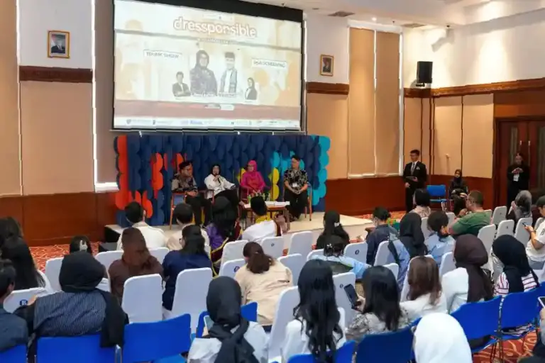 Kementerian Ekraf dan mahasiswa gaungkan fesyen berkelanjutan lewat Dressponsible Vol.2, dorong kesadaran publik soal dampak fast fashion.