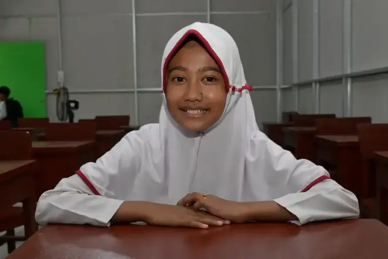 Mendikdasmen Abdul Mu’ti Resmikan 26 Kelas Darurat di Sumbar, Percepat Pemulihan Sekolah Pascabanjir Keberadaan Ruang Kelas Darurat (RKD) di seluruh Provinsi Sumatra Barat pascabencana banjir November 2025 lalu membangkitkan optimisme dan kebahagiaan di kalangan anak didik