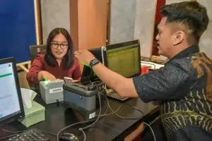 147.545 KK di Surabaya Masih Nonaktif, Puluhan Ribu Warga Belum Bisa Akses Layanan Publik Warga menggunakan akses layanan publik Pemerintah Kota Surabaya