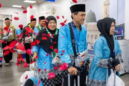 Sebanyak 9.884 jemaah haji Indonesia telah tiba di Madinah hingga 23 April 2026. Layanan Makkah Route membuat proses imigrasi lebih cepat.