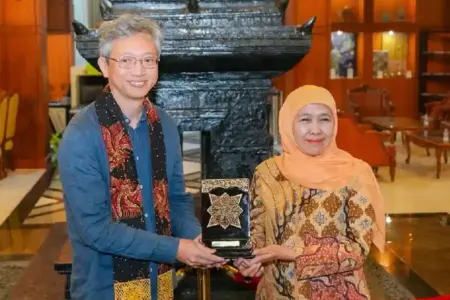 Khofifah dan Dubes China Perkuat Investasi hingga Energi Bersih di Jatim, Bidik SDM dan Industri Strategis Khofifah bertemu Dubes China bahas investasi, energi bersih, industri, dan SDM di Jawa Timur, dorong kerja sama strategis berkelanjutan.