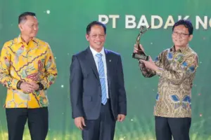 Badak LNG Raih PROPER Emas ke-15, Tegaskan Komitmen Industri Energi Berkelanjutan Badak LNG kembali meraih PROPER Emas ke-15 berkat inovasi lingkungan, dekarbonisasi, dan program pemberdayaan masyarakat berkelanjutan.