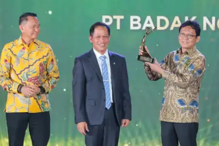 Badak LNG kembali meraih PROPER Emas ke-15 berkat inovasi lingkungan, dekarbonisasi, dan program pemberdayaan masyarakat berkelanjutan.