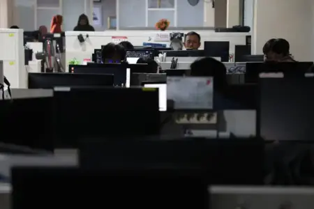 Hari Pertama WFH, Pemkot Surabaya Pantau ASN via Aplikasi Kantorku dan Wajib Absen 3 Kali Pemkot Surabaya terapkan WFH, ASN wajib absen 3 kali lewat aplikasi Kantorku dan tetap dipantau ketat untuk disiplin kerja.