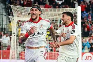 Sevilla Tumbangkan Atlético Madrid 2-1, Gol Gudelj Gagalkan Ambisi Tiga Besar Sevilla kalahkan Atlético Madrid 2-1 lewat gol Nemanja Gudelj, hasil penting yang mengganggu ambisi finis tiga besar La Liga. (sumber foto: facebook @sevillafc.eng)