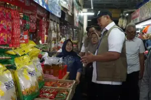 Dirut BULOG Tinjau Pasar Wonokromo, Pastikan Harga Pangan Stabil dan Aman Jelang Tantangan El Nino Dirut BULOG cek harga pangan di Pasar Wonokromo, pastikan stabil, stok beras aman, dan antisipasi dampak El Nino.