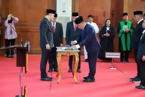 Wali Kota Surabaya Eri Cahyadi merotasi 78 pejabat, menekankan loyalitas kepada warga dan percepatan kinerja birokrasi.