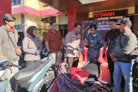 Motor Korban Begal di Probolinggo Ditemukan Polisi, Pelaku Kabur Saat Dikejar Polres Probolinggo berhasil menemukan motor korban begal di Jalan Cokroaminoto. Pelaku kabur saat patroli, kendaraan dikembalikan ke pemilik.