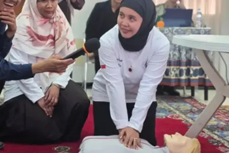 FK UNAIR dan RSUD Dr Soetomo Latih BLS Diaspora Indonesia di Maroko, Perkuat Respons Darurat Global FK UNAIR dan RSUD Dr Soetomo gelar pelatihan BLS di KBRI Rabat, bekali diaspora Indonesia dengan keterampilan darurat medis penting.