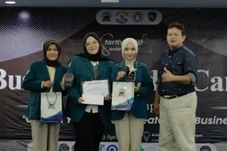 Mahasiswa Universitas Airlangga Ciptakan Karpet Kandang Anti Bau, Raih Juara 1 Nasional Business Plan Mahasiswa UNAIR ciptakan Biofilter Farmtech, karpet kandang anti bau yang ubah limbah jadi kompos, juara 1 Business Plan nasional UPB.