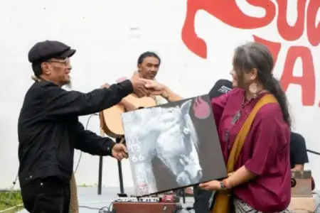 Indah Chrysanti gelar pameran kriya logam “Suwidak Jaran” di Sidoarjo, angkat budaya tradisional dan refleksi 60 tahun perjalanan berkarya. (foto: Dok Humas Unesa)