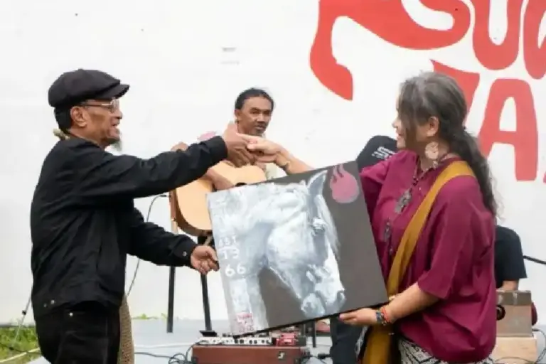 Suwidak Jaran, Pameran Seni Kriya Logam Indah Chrysanti di Sidoarjo Rayakan 60 Tahun Perjalanan Berkarya Indah Chrysanti gelar pameran kriya logam “Suwidak Jaran” di Sidoarjo, angkat budaya tradisional dan refleksi 60 tahun perjalanan berkarya. (foto: Dok Humas Unesa)