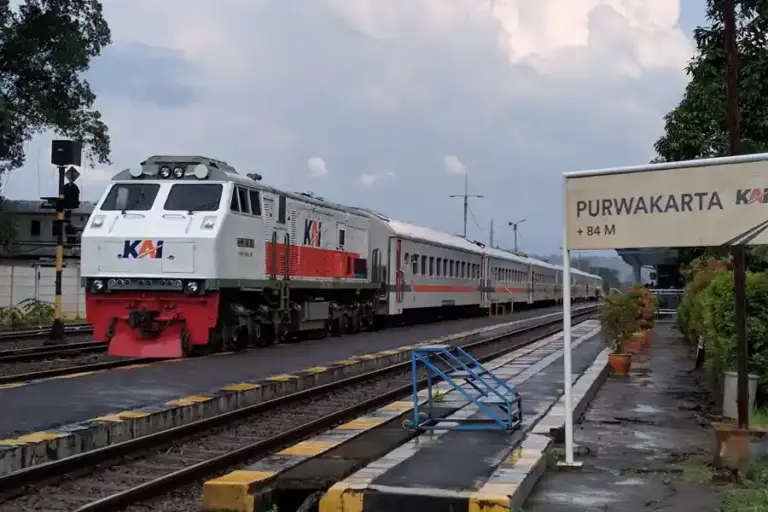 Liburan hemat ke Purwakarta dari Jakarta mulai Rp8.000 via KRL dan KA Lokal, jadi tren wisata singkat dengan panorama alam dan kuliner khas.