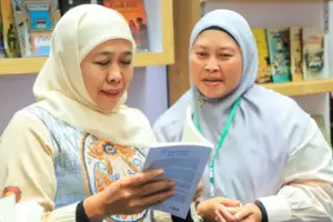 Khofifah ajak masyarakat Jawa Timur perkuat budaya literasi pada Hari Buku Sedunia 2026 untuk mencetak SDM unggul dan berdaya saing global.