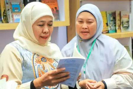 Hari Buku Sedunia 2026, Khofifah Ajak Warga Jatim Perkuat Literasi Demi SDM Berdaya Saing Global Khofifah ajak masyarakat Jawa Timur perkuat budaya literasi pada Hari Buku Sedunia 2026 untuk mencetak SDM unggul dan berdaya saing global.