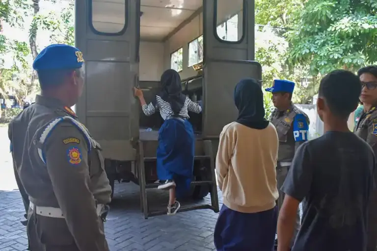 Kenakalan Remaja di Surabaya Turun Drastis, Pemkot Terapkan Pola Pembinaan Baru Pemkot Surabaya berhasil tekan kenakalan remaja lewat pola pembinaan baru dan kebijakan jam malam, kasus turun drastis dalam setahun.