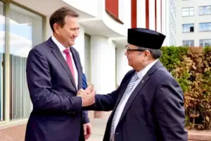 Airlangga dan Menlu Belarus Bahas Investasi hingga Penerbangan Langsung Jelang Kunjungan Presiden Lukashenko Airlangga Hartarto dan Menlu Belarus membahas roadmap kerja sama ekonomi, investasi, hingga penerbangan langsung jelang kunjungan Presiden Lukashenko.