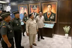 Presiden Prabowo Resmikan Renovasi Museum dan Perpustakaan Seskoad, Perkuat Pendidikan Strategis TNI Presiden Prabowo meresmikan renovasi Museum dan Perpustakaan Seskoad di Bandung untuk memperkuat pendidikan strategis dan literasi TNI.