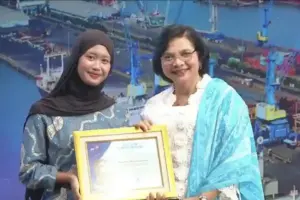 Mahasiswa FPK UNAIR Chelsea Hani Marcelia Sundawa meraih East Java Maritime Awards 2026 lewat inovasi nanofiltrasi air dan pupuk limbah ikan.
