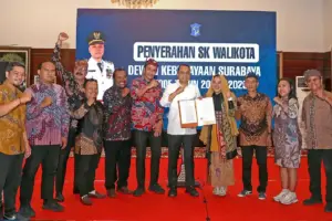 Eri Cahyadi Resmikan Dewan Kebudayaan Surabaya 2026-2029, Siapkan Ruang Publik Jadi Panggung Seni Wali Kota Eri Cahyadi resmi menyerahkan SK Dewan Kebudayaan Surabaya 2026-2029 untuk memperkuat karakter kota berbasis budaya.
