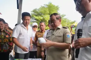 Pramono Anung Soroti Teknologi Hidrotermal di Pasar Kramat Jati, Sampah Organik Kini Diolah Hanya Dua Jam Gubernur Pramono Anung meninjau teknologi hidrotermal di Pasar Kramat Jati yang mampu mengolah sampah organik hanya dalam dua jam.