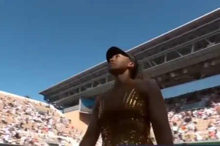 Naomi Osaka tampil mencuri perhatian di French Open 2026 lewat busana couture berkilau sebelum meraih kemenangan di Paris.