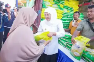Khofifah Gencarkan Pasar Murah di Bojonegoro, Jaga Stabilitas Harga Jelang Iduladha Gubernur Khofifah menggelar pasar murah di Bojonegoro untuk menjaga daya beli masyarakat dan stabilitas harga bahan pokok jelang Iduladha.