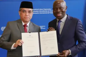 Menaker Yassierli menyerahkan ratifikasi ILO 188 kepada Dirjen ILO di Jenewa, memperkuat perlindungan awak kapal perikanan Indonesia.