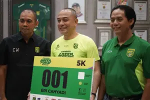 Persebaya merayakan HUT ke-99 dengan tema “Persebaya untuk Semua”. Eri Cahyadi menegaskan Green Force sebagai identitas dan kebanggaan Surabaya.