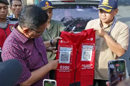 Pemkot Surabaya Pecat 163 Jukir Tak Tertib Administrasi, Percepat Parkir Digital dengan Rompi QRIS Rompi smart parking yang dilengkapi kode QRIS di bagian dada