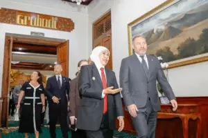 Gubernur Khofifah menerima delegasi Saint Petersburg Rusia di Surabaya untuk memperkuat kerja sama industri kapal cepat, riset ITS, dan layanan kesehatan.