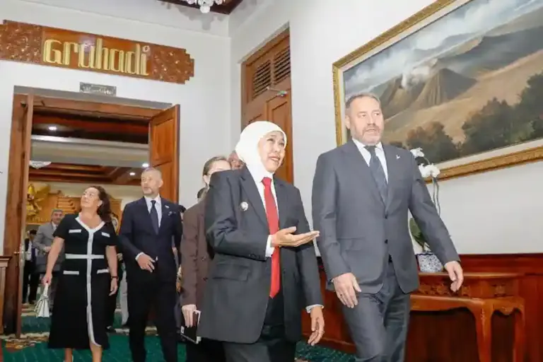 Khofifah Terima Delegasi Saint Petersburg Rusia, Bahas Industri Kapal Cepat hingga Cancer Center Gubernur Khofifah menerima delegasi Saint Petersburg Rusia di Surabaya untuk memperkuat kerja sama industri kapal cepat, riset ITS, dan layanan kesehatan.