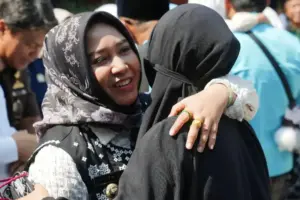 Sebanyak 222 jemaah haji Kota Mojokerto tiba di tanah air dengan selamat. Wali Kota Ika Puspitasari menyambut langsung kepulangan mereka.