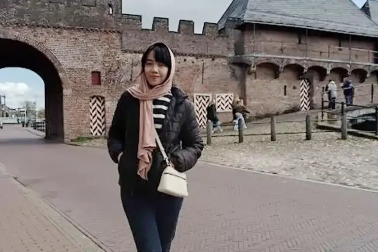 Dari Puskesmas hingga Kampus Belanda, Alumni UNAIR Ini Konsisten Hadirkan Inovasi Kesehatan Masyarakat Kurnia Ramadhani