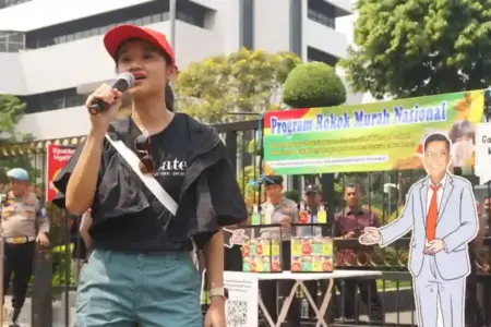 Koalisi SOS Kritik Rencana Lapisan Baru Cukai Rokok, Nilai Berpotensi Perluas Peredaran Rokok Murah Aksi Program Rokok Murah Nasional di depan Kantor Kementerian Keuangan (foto: Dok CISDI)