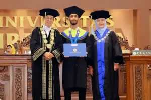 Lulusan Teknik Biomedis UNAIR asal Yaman, Muaadh Omar Mohammed Hadi, berkomitmen mengembangkan layanan kesehatan di negaranya usai meraih IPK 3,63.